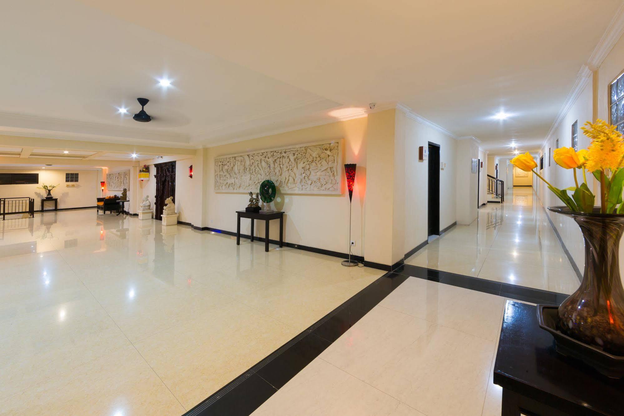 เรดดอร์ซ พลัส เนียร์ มอลล์บาหลีกาเลเรีย 2 Hotel เดนปาซาร์ ภายนอก รูปภาพ