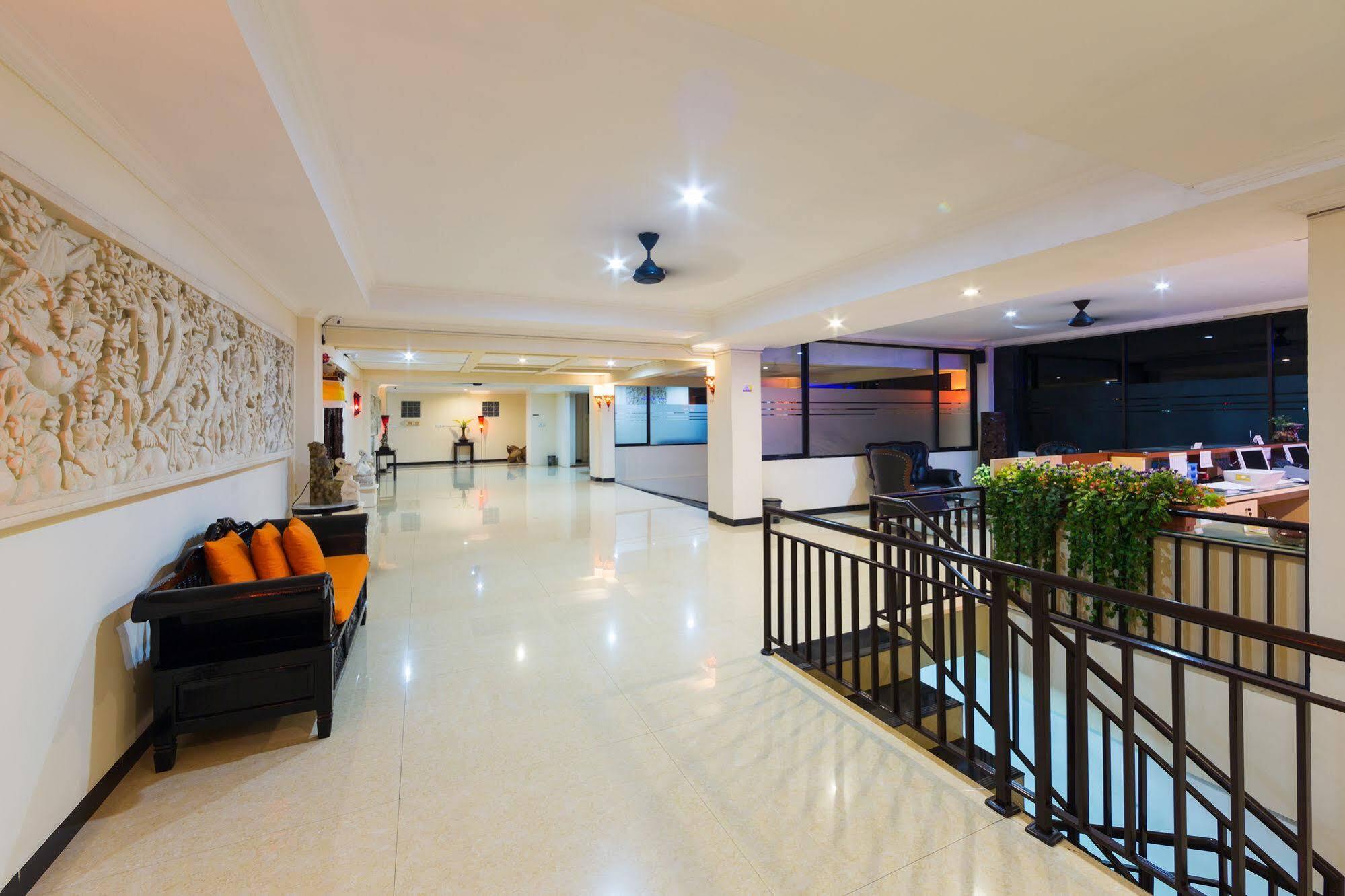 เรดดอร์ซ พลัส เนียร์ มอลล์บาหลีกาเลเรีย 2 Hotel เดนปาซาร์ ภายนอก รูปภาพ