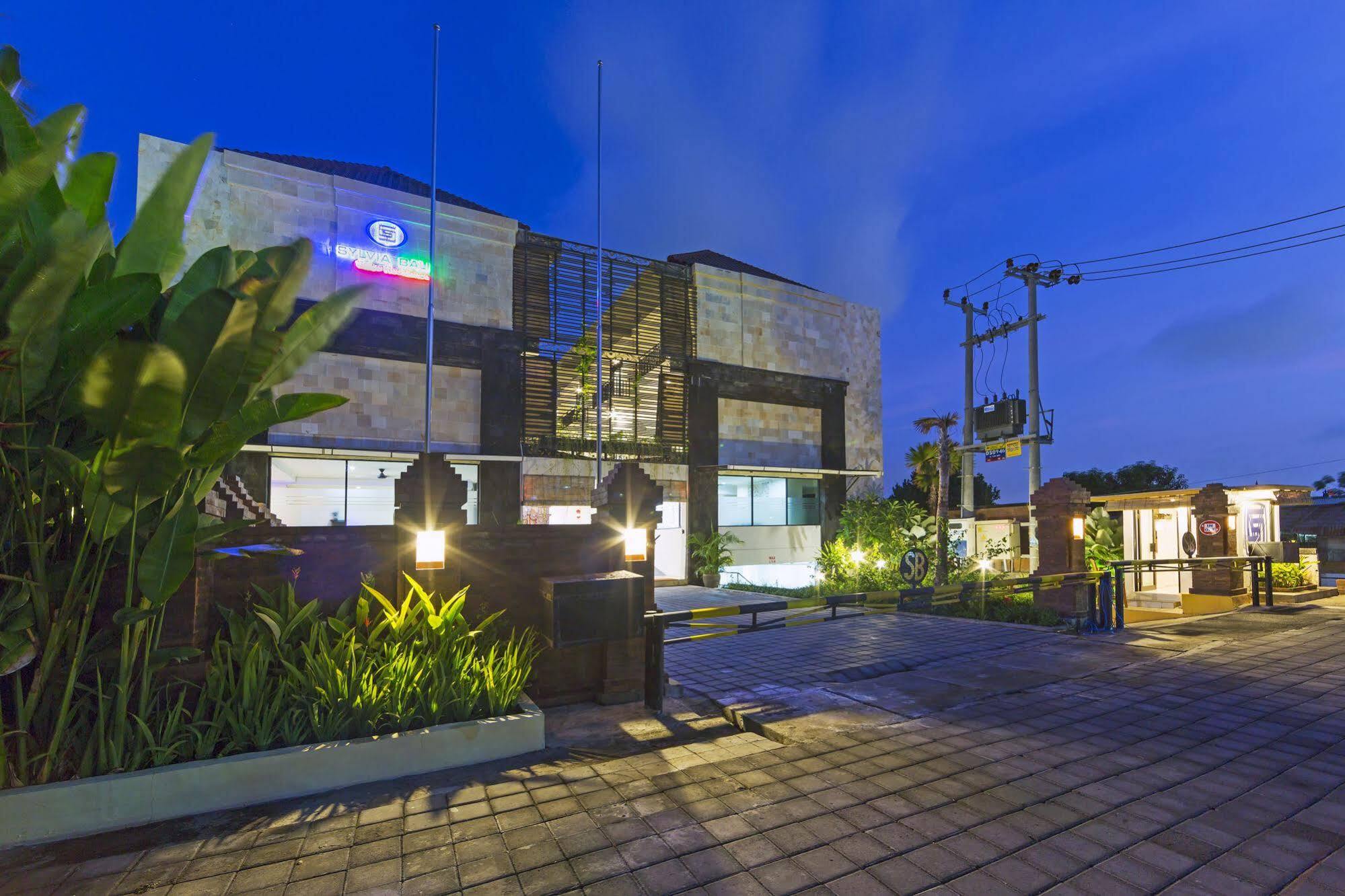 เรดดอร์ซ พลัส เนียร์ มอลล์บาหลีกาเลเรีย 2 Hotel เดนปาซาร์ ภายนอก รูปภาพ