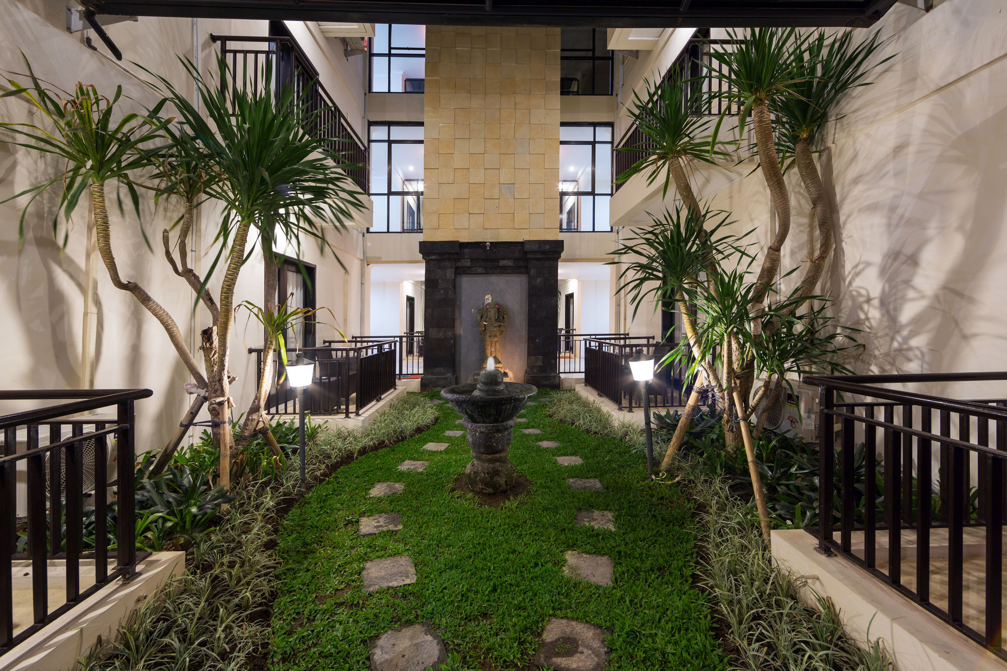 เรดดอร์ซ พลัส เนียร์ มอลล์บาหลีกาเลเรีย 2 Hotel เดนปาซาร์ ภายนอก รูปภาพ